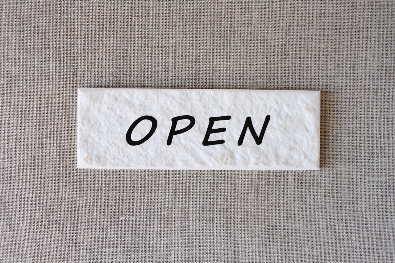 OPENと書かれた白いプレート